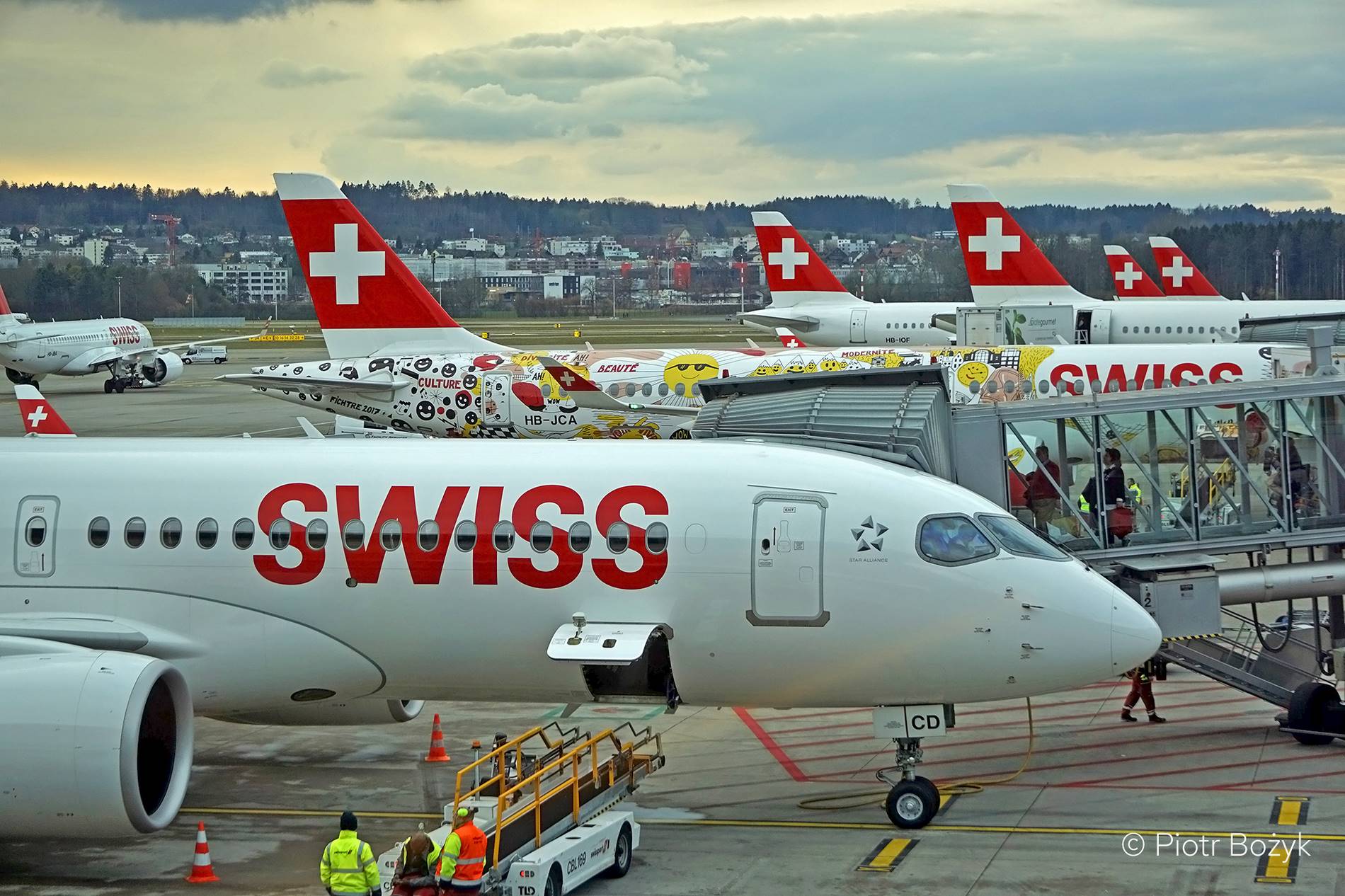 Airbus A220 linii SWISS w Zurychu. Fot.: Piotr Bożyk
